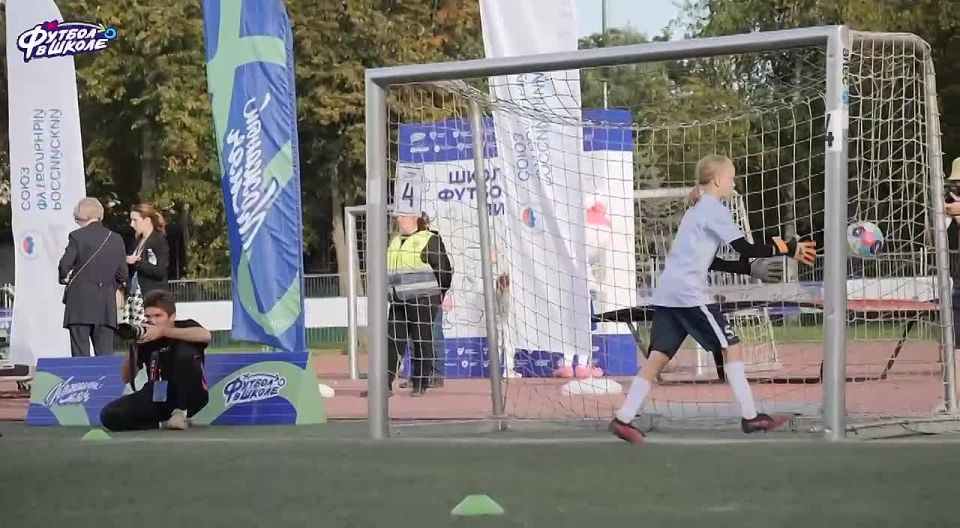 Михаил Развожаев: Севастопольская футбольная команда «Время первых» (школьный спортивный клуб школы «Экотех+») стала победителем Всероссийских соревнований по мини-футболу «Кожаный мяч — Школьная футбольная лига» среди...