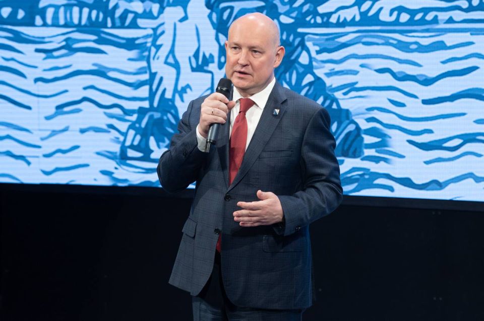 Михаил Развожаев: Сегодня утром поздравил Контрольно-счётную палату Севастополя с десятилетием, вручил награды сотрудникам ведомства