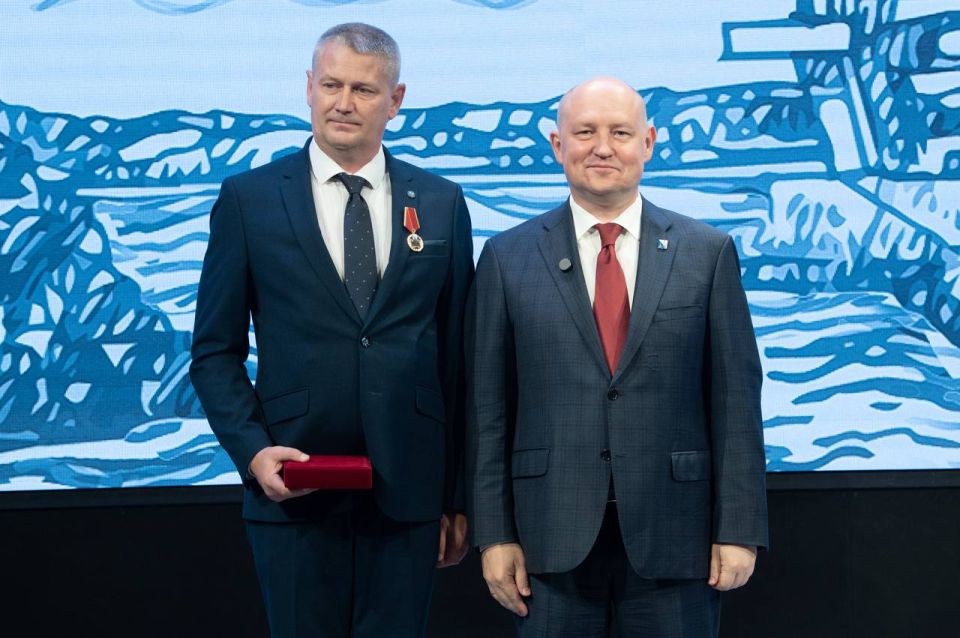 Михаил Развожаев: Сегодня утром поздравил Контрольно-счётную палату Севастополя с десятилетием, вручил награды сотрудникам ведомства Михаил Развожаев: Сегодня утром поздравил Контрольно-счётную палату Севастополя с десятилетием, вручил награды сотрудникам ведомства