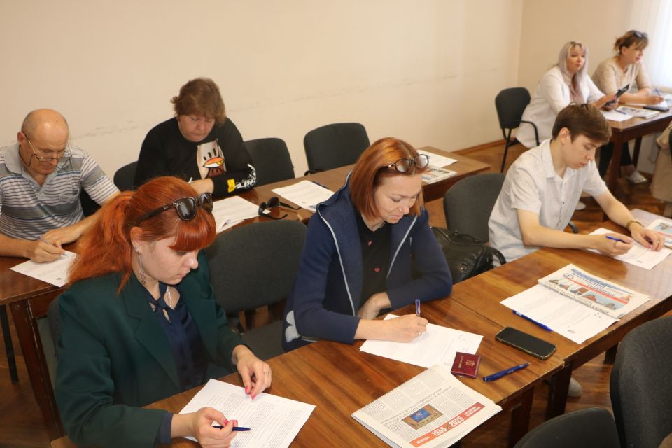 Сотрудники Минфина Крыма приняли активное участие в масштабной просветительской акции "Профсоюзный диктант", посвященной Году трудовой доблести "Всё для победы" Сотрудники Минфина Крыма приняли активное участие в масштабной просветительской акции "Профсоюзный диктант", посвященной Году трудовой доблести "Всё для победы"