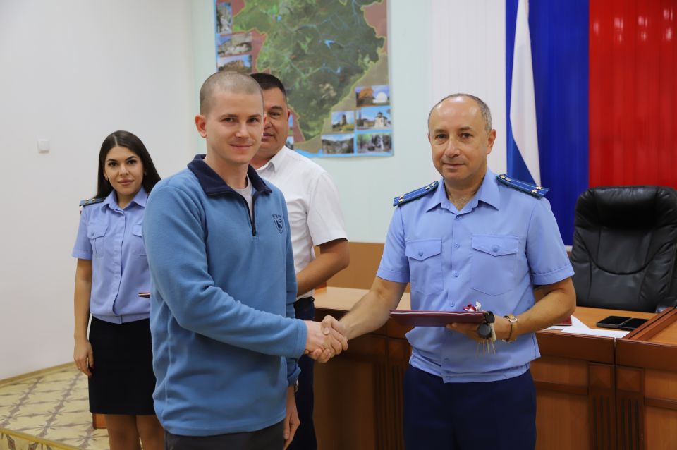 Вручены ключи от двух благоустроенных квартир жителям из числа детей-сирот и детей, лишенных родительского попечения, состоящим на льготной очереди Вручены ключи от двух благоустроенных квартир жителям из числа детей-сирот и детей, лишенных родительского попечения, состоящим на льготной очереди