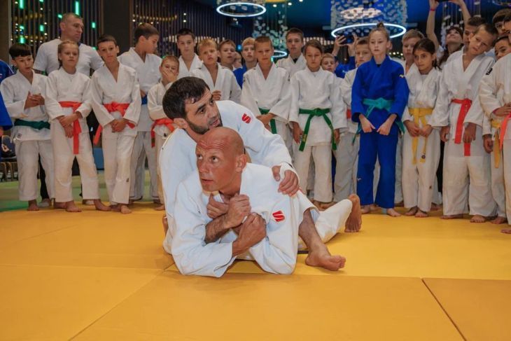 Заслуженный мастер спорта по дзюдо провёл открытый урок в Ялте