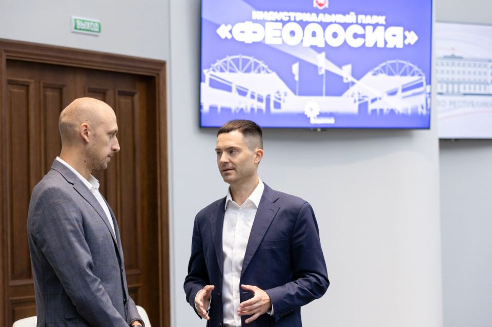 Сергей Аксёнов: Совместно с заместителем Министра строительства и жилищно-коммунального хозяйства Российской Федерации Алмазом Шаукатовичем Хусаиновым дал старт работе индустриального парка «Феодосия», построенного в рамках... Сергей Аксёнов: Совместно с заместителем Министра строительства и жилищно-коммунального хозяйства Российской Федерации Алмазом Шаукатовичем Хусаиновым дал старт работе индустриального парка «Феодосия», построенного в рамках...