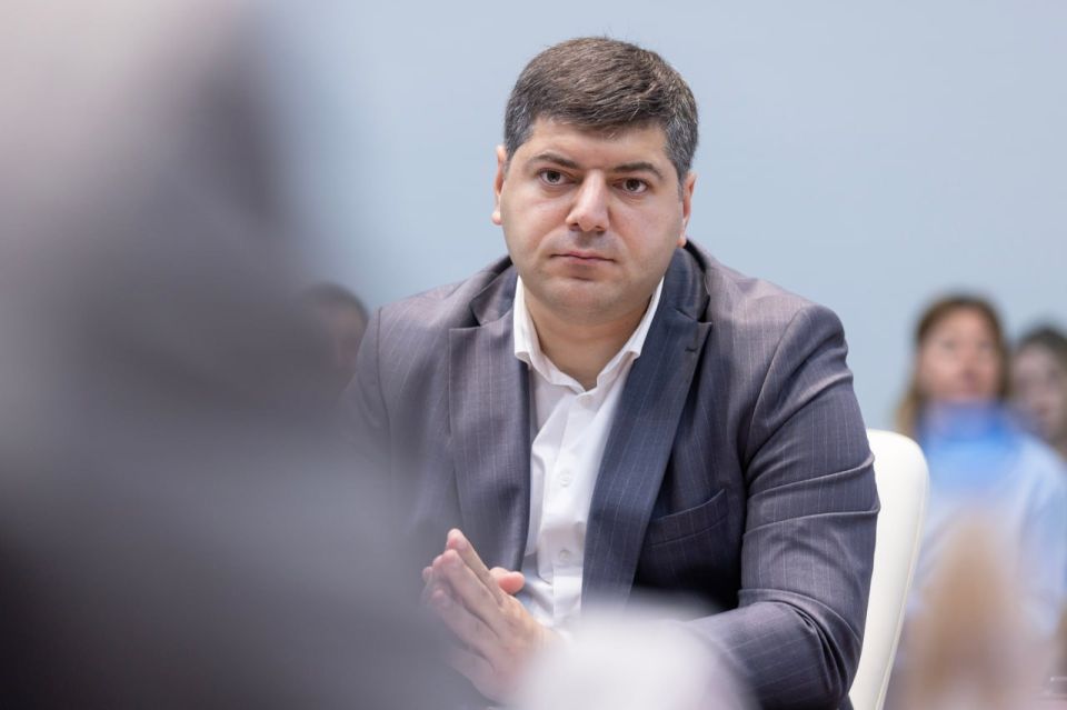 Сергей Аксёнов: Совместно с заместителем Министра строительства и жилищно-коммунального хозяйства Российской Федерации Алмазом Шаукатовичем Хусаиновым дал старт работе индустриального парка «Феодосия», построенного в рамках... Сергей Аксёнов: Совместно с заместителем Министра строительства и жилищно-коммунального хозяйства Российской Федерации Алмазом Шаукатовичем Хусаиновым дал старт работе индустриального парка «Феодосия», построенного в рамках...