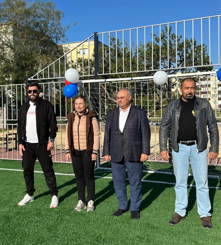 Ольга Торубарова: Совместно с главой Администрации Красногвардейского района Василием Ивановичем Грабованом приняли участие в открытии игровой спортивной площадки в с. Октябрьское Красногвардейского района Ольга Торубарова: Совместно с главой Администрации Красногвардейского района Василием Ивановичем Грабованом приняли участие в открытии игровой спортивной площадки в с. Октябрьское Красногвардейского района