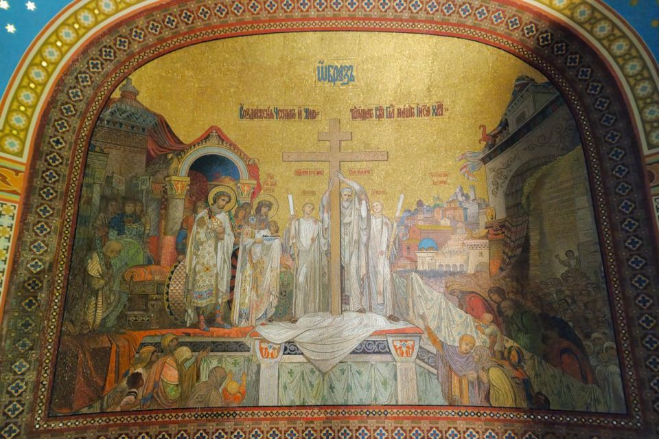 Сергей Аксёнов: Много веков назад, в 326 году от Рождества Христова, в Иерусалиме произошло чудо: возле горы Голгофы был обретен крест, на котором распяли Господа Иисуса Христа