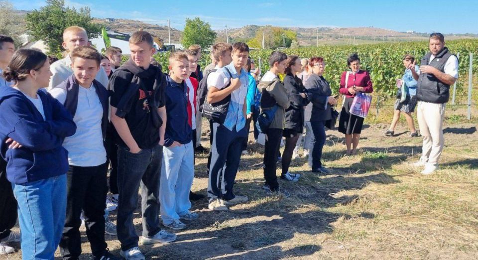 Михаил Развожаев: В Севастополе активно развиваются агроклассы — школьники учатся современному сельскому хозяйству на практике Михаил Развожаев: В Севастополе активно развиваются агроклассы — школьники учатся современному сельскому хозяйству на практике