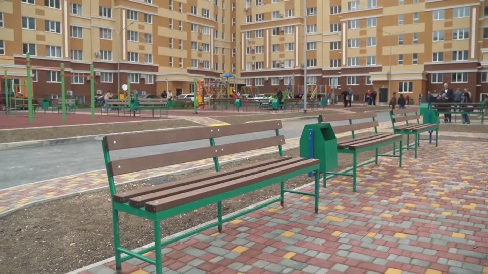 Михаил Развожаев: Сегодня вместе с прокурором города Севастополя Андреем Юрьевичем Шевцовым вручил ключи от новых квартир детям-сиротам и детям, оставшимся без попечения родителей