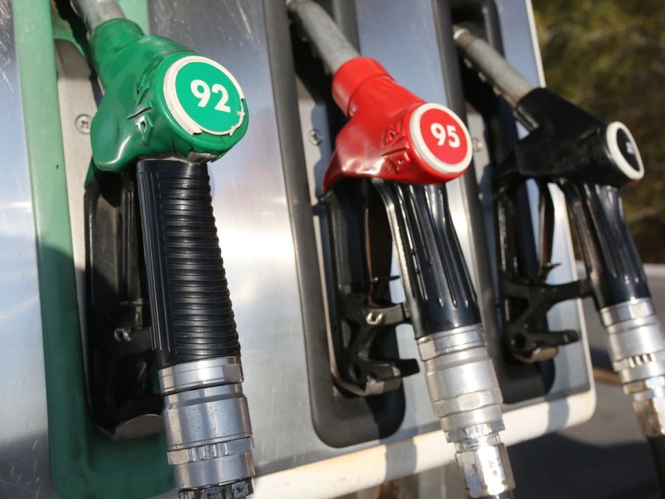 АЗС закрываются, а в Крыму продают до 20 литров бензина на человека: что происходит с топливным рынком РФ