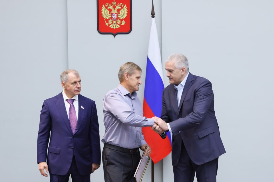 Сергей Аксёнов: Труд учителя – один из самых важных и значимых для нашего общества Сергей Аксёнов: Труд учителя – один из самых важных и значимых для нашего общества