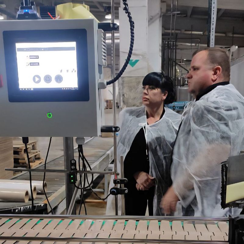 Заместитель министра промышленности и торговли Республики Крым Инесса Федотова в ходе рабочей поездки в Нижнегорский район ознакомилась с рабочим процессом предприятия, которое производит безалкогольные напитки и питьевую...