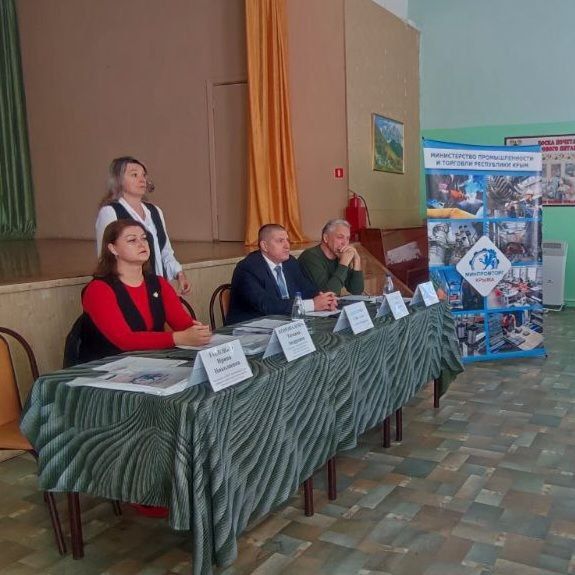 Начальник управления промышленного комплекса Минпромторга Крыма Денис Малтабар провёл встречу с учащимися 9-х и 10-х классов одной из школ города Феодосии в рамках реализации проекта «Азбука промышленности»