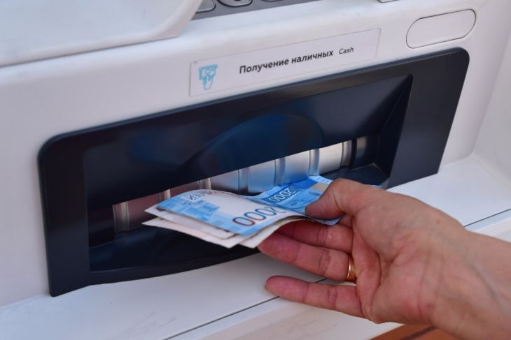 Спрос на снятие наличных у россиян снижается
