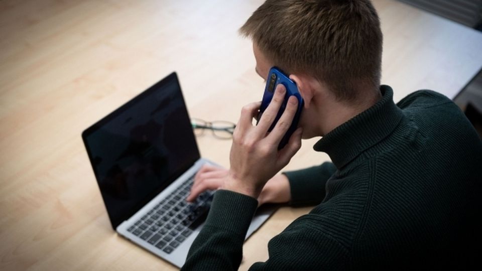 Мошенники обманули пожилую крымчанку через национальный мессенджер MAX