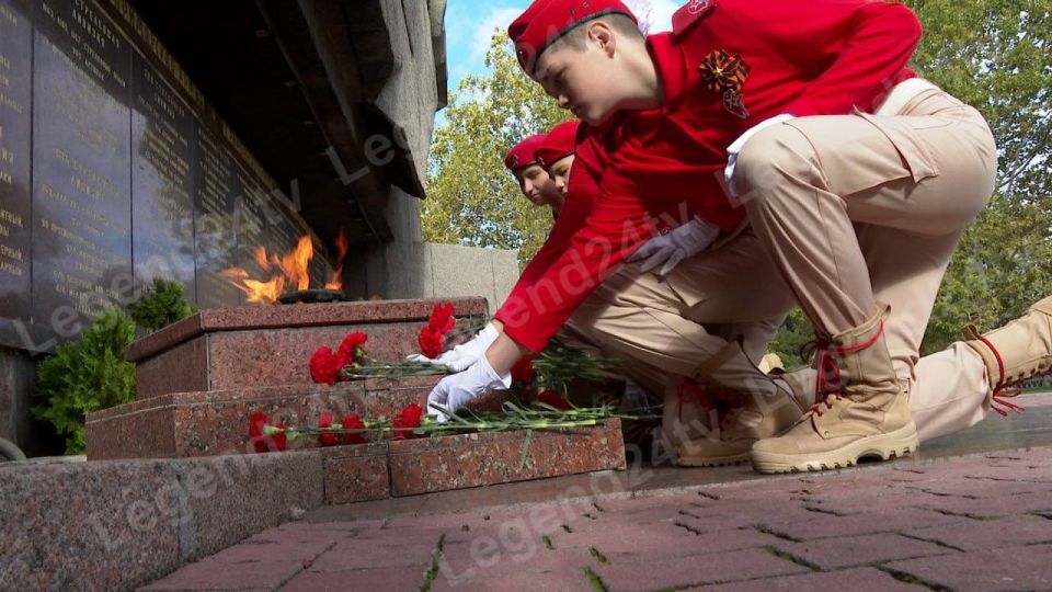 Юнармейцы возложили цветы к вечному огню у Мемориала в честь героической обороны Севастополя в 1941-1942 г.г