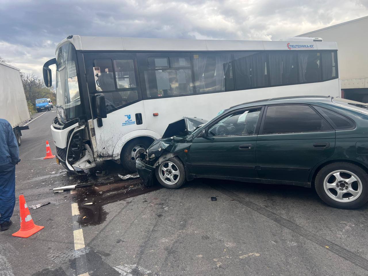 Два человека пострадали после столкновения автобуса и легковушки в Крыму Два человека пострадали после столкновения автобуса и легковушки в Крыму