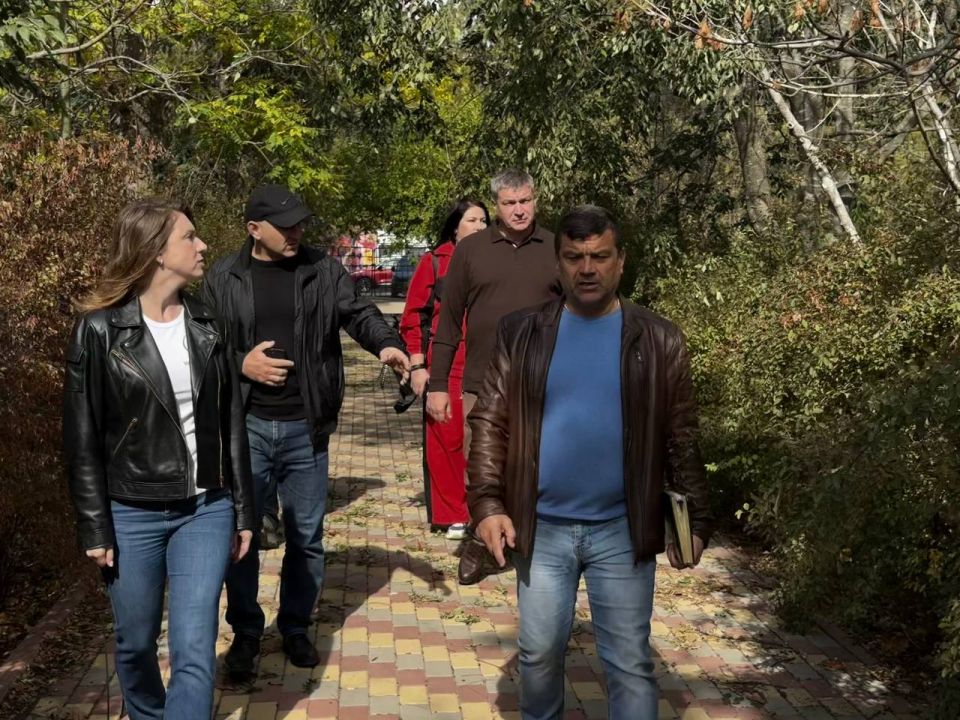 Александр Юрьев: В рамках рабочего визита в Евпаторию министра экологии и природных ресурсов РК Ольги Шевцовой посетили дендропарк, расположенный на пересечении ул.Фрунзе и ул. Пушкина