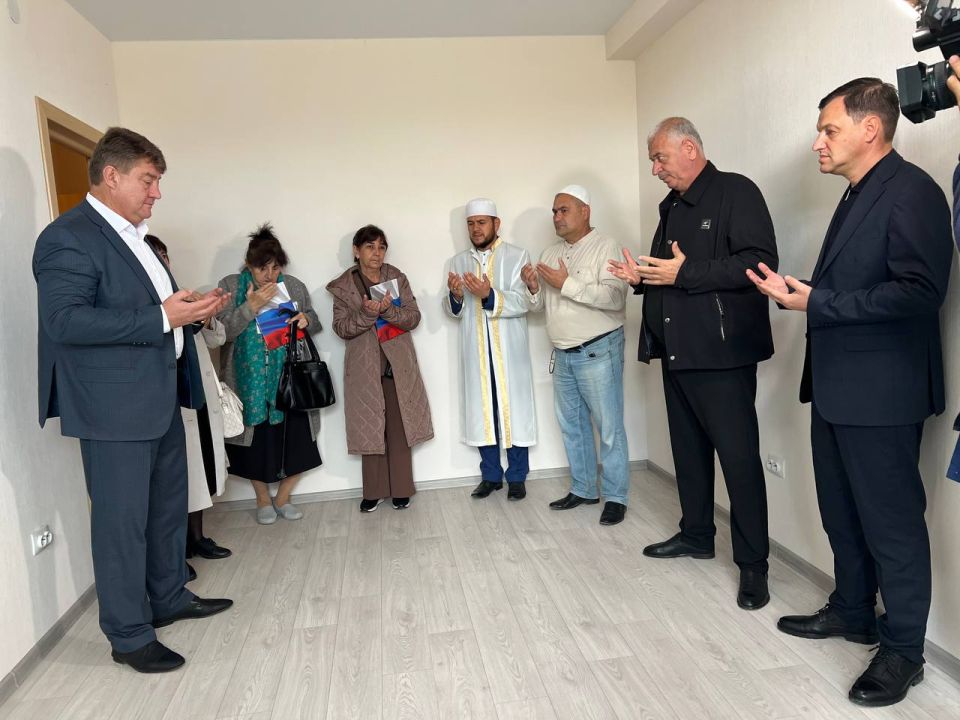 Игорь Ивин: Совместно с заместителем Председателя Государственного Совета Республики Крым Айдером Типпа, генеральным директором ГКУ РК «Инвестстрой Республики Крым Александром Карасёвым, председателем Государственного... Игорь Ивин: Совместно с заместителем Председателя Государственного Совета Республики Крым Айдером Типпа, генеральным директором ГКУ РК «Инвестстрой Республики Крым Александром Карасёвым, председателем Государственного...