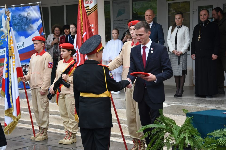 Равнение на Героя