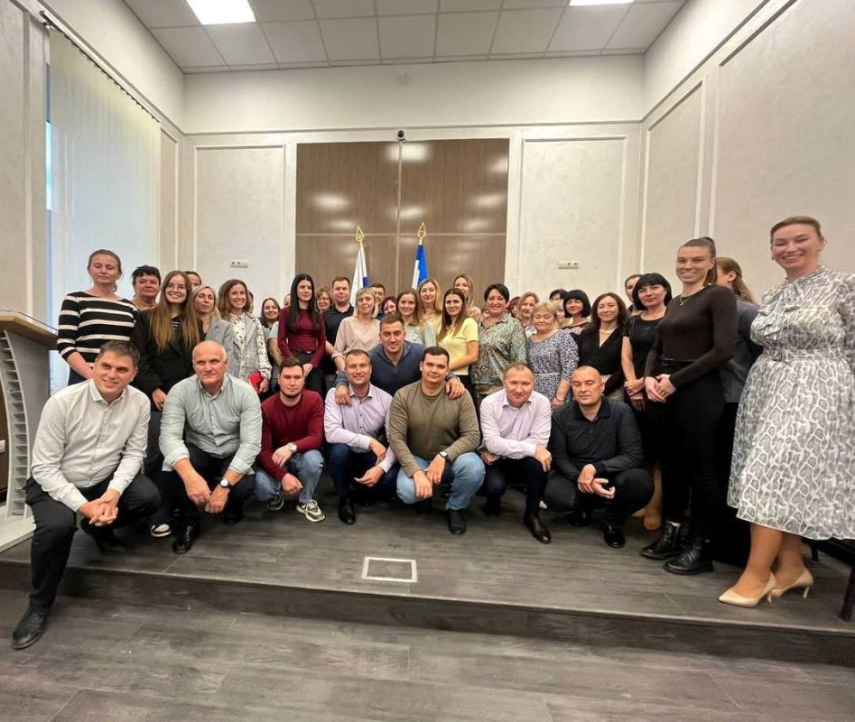 Коллектив Минстроя Крыма сердечно поздравляет министра строительства и архитектуры Республики Крым Эдуарда Геннадьевича Щёголева с днём рождения