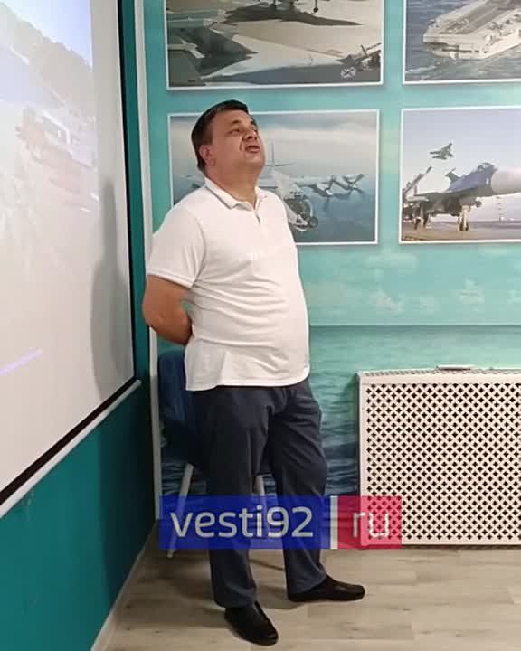 В музее военно-морской авиации «Крым. Небо. Самолёты» проходит встреча с лётчиком-полярником