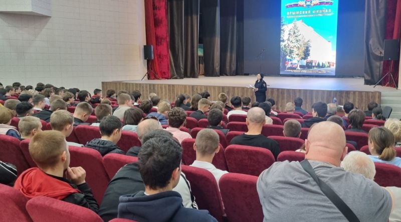 В Нижнегорском районе состоялась профориентационная профилактическая встреча полицейских с учащимися старших классов