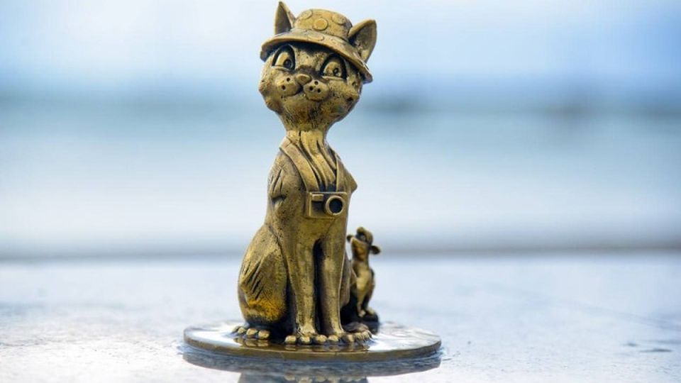 Кис-кис, мяу! Мурок и Барсиков много не бывает: в центре Евпатории установили 10 фигурок котов