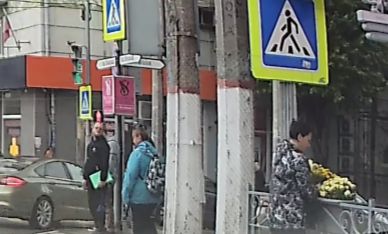 Женщину, укравшую городские хризантемы в Симферополе, нашли