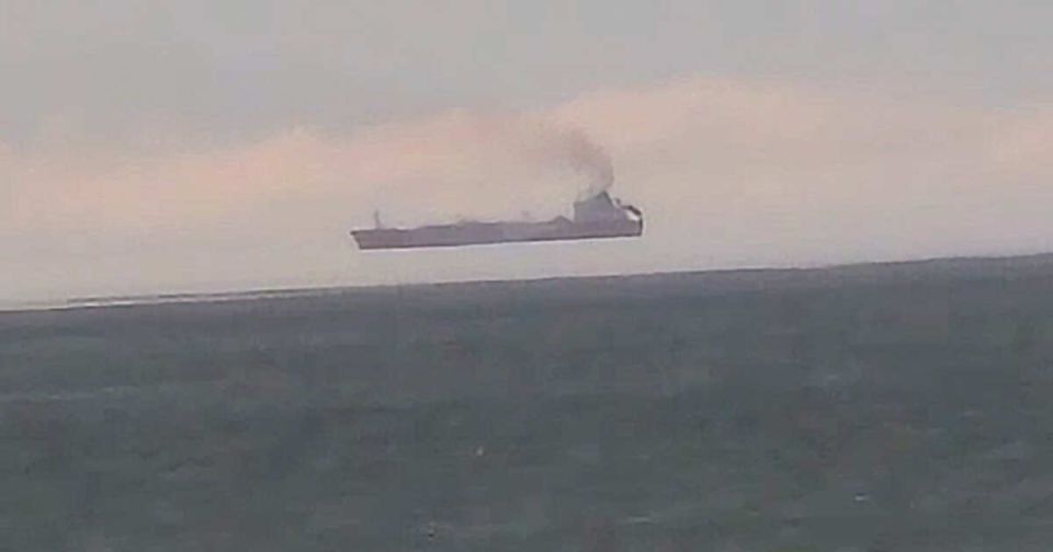 Фата-моргана: кубанцы сняли "летающее" над Азовским морем судно