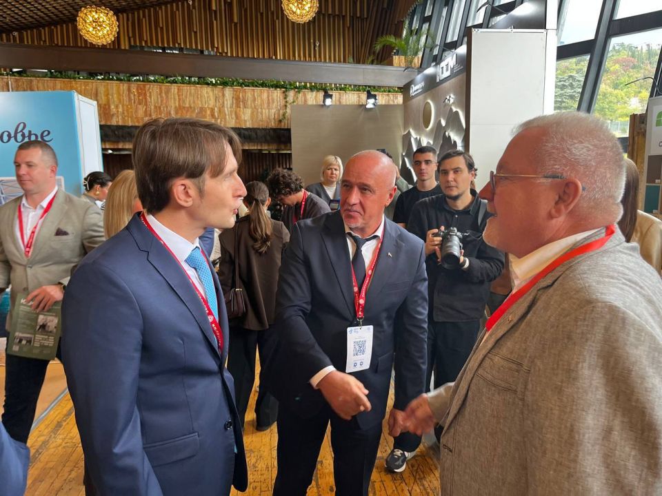 На выставке «ТуристЭкспо. Крым-2025» представлены лучшие практики продвижения отдыха и оздоровления, уникальные предложения от туроператоров и руководителей санаториев, пансионатов и отелей полуострова. Администрации... На выставке «ТуристЭкспо. Крым-2025» представлены лучшие практики продвижения отдыха и оздоровления, уникальные предложения от туроператоров и руководителей санаториев, пансионатов и отелей полуострова. Администрации...