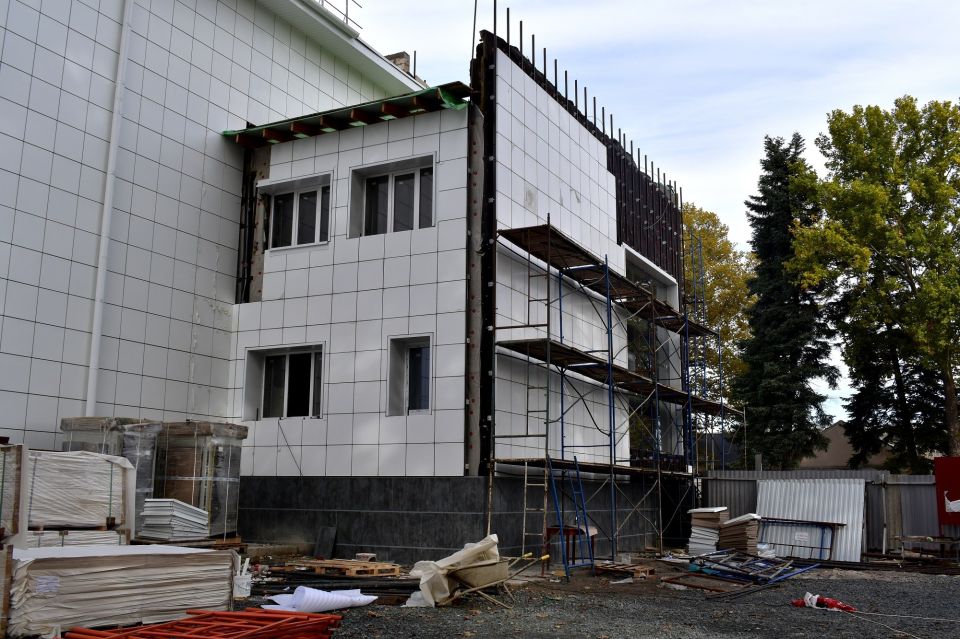 В селе Перово продолжается капитальный ремонт дома культуры