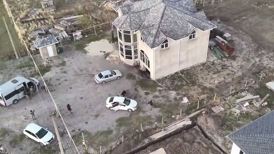 Ограбление в стиле средневековья: банда, вооруженная палками с наконечниками, напала на семью и скрывалась 11 лет