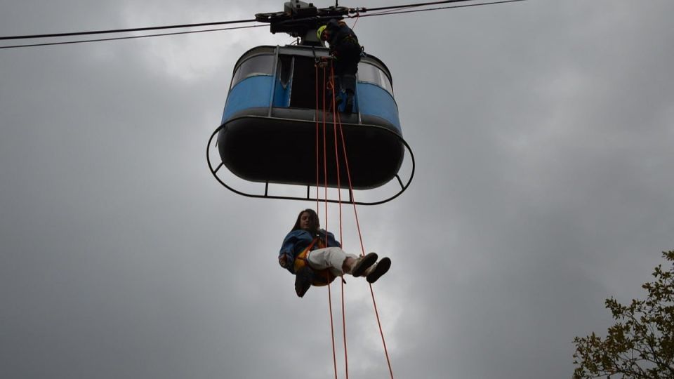 Спасатели отработали эвакуацию людей с канатной дороги в Ялте