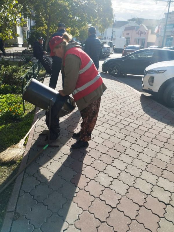 Олег Каторгин: Более 200 дворников ежедневно выходят на улицы нашего города, чтобы сделать его чище для всех жителей Олег Каторгин: Более 200 дворников ежедневно выходят на улицы нашего города, чтобы сделать его чище для всех жителей