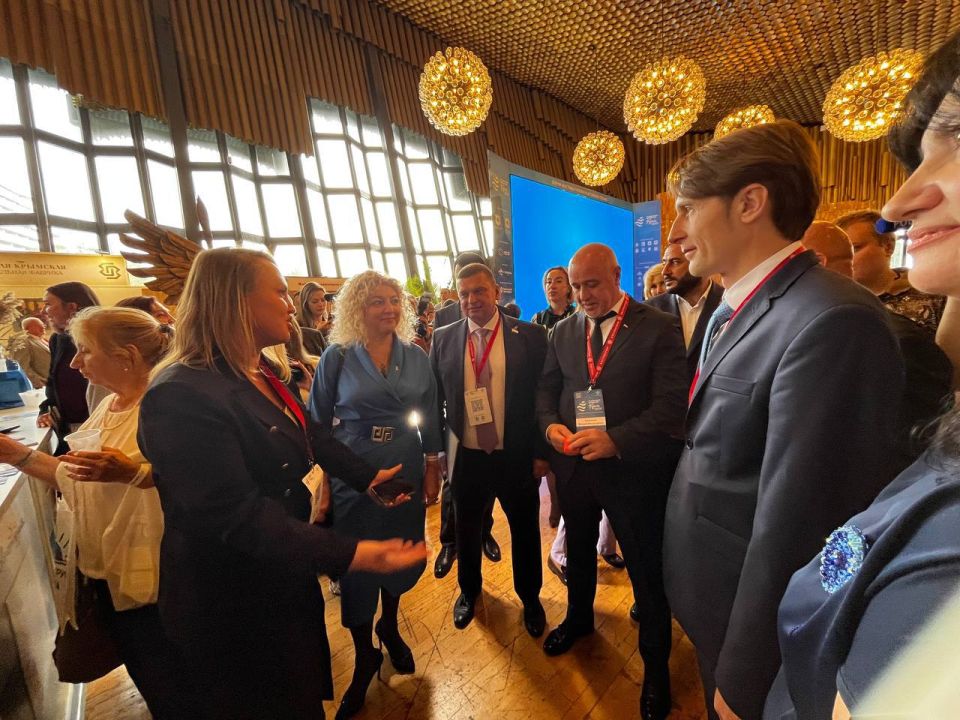 На выставке «ТуристЭкспо. Крым-2025» представлены лучшие практики продвижения отдыха и оздоровления, уникальные предложения от туроператоров и руководителей санаториев, пансионатов и отелей полуострова. Администрации... На выставке «ТуристЭкспо. Крым-2025» представлены лучшие практики продвижения отдыха и оздоровления, уникальные предложения от туроператоров и руководителей санаториев, пансионатов и отелей полуострова. Администрации...