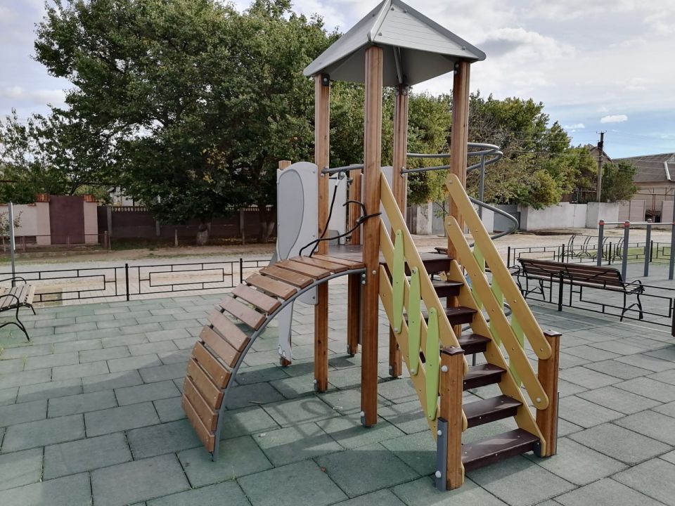 Светлана Маслова: В планах Главы администрации Раздольненского района Дениса Олейника и главы поселения Артура Азарянца в этом году обустроить еще одну общественную территорию, которую мы посетили