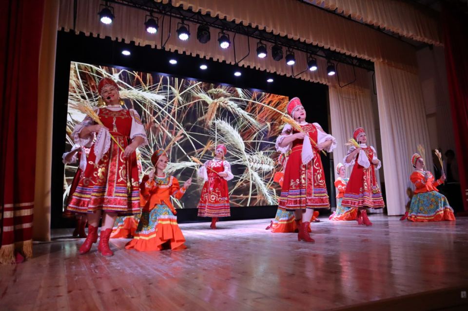 Дмитрий Чумаков: Сегодня в Белогорском районном Доме культуры прошёл фестиваль урожая, приуроченный к Дню работников сельского хозяйства и перерабатывающей промышленности – тёплый и яркий праздник, посвящённый людям, которые... Дмитрий Чумаков: Сегодня в Белогорском районном Доме культуры прошёл фестиваль урожая, приуроченный к Дню работников сельского хозяйства и перерабатывающей промышленности – тёплый и яркий праздник, посвящённый людям, которые...