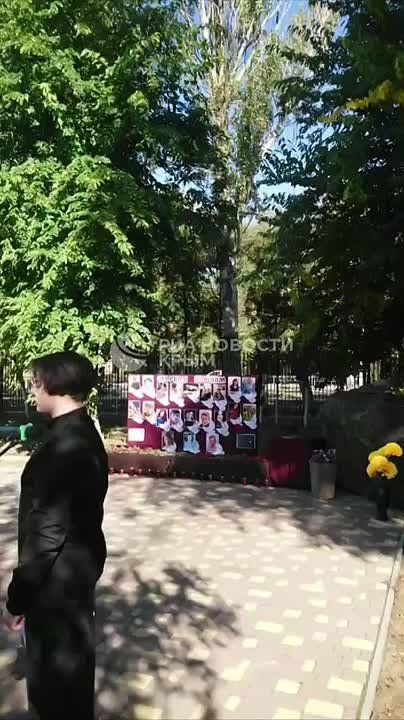 В Керчи почтили память жертв теракта в политехническом колледже