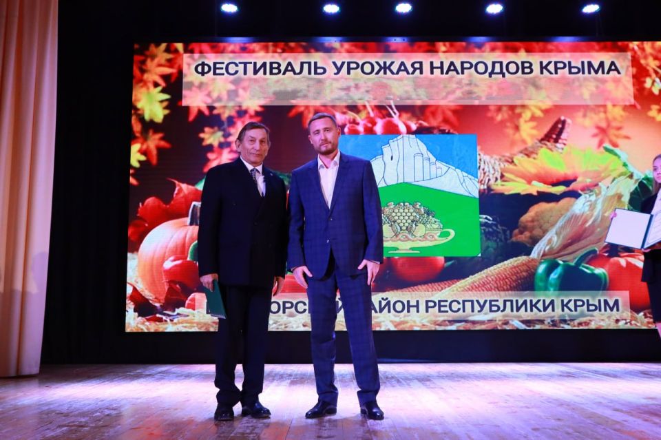 Дмитрий Чумаков: Сегодня в Белогорском районном Доме культуры прошёл фестиваль урожая, приуроченный к Дню работников сельского хозяйства и перерабатывающей промышленности – тёплый и яркий праздник, посвящённый людям, которые... Дмитрий Чумаков: Сегодня в Белогорском районном Доме культуры прошёл фестиваль урожая, приуроченный к Дню работников сельского хозяйства и перерабатывающей промышленности – тёплый и яркий праздник, посвящённый людям, которые...