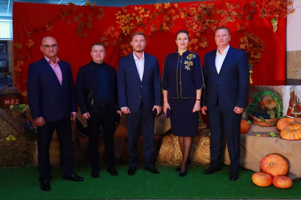 Дмитрий Чумаков: Сегодня в Белогорском районном Доме культуры прошёл фестиваль урожая, приуроченный к Дню работников сельского хозяйства и перерабатывающей промышленности – тёплый и яркий праздник, посвящённый людям, которые... Дмитрий Чумаков: Сегодня в Белогорском районном Доме культуры прошёл фестиваль урожая, приуроченный к Дню работников сельского хозяйства и перерабатывающей промышленности – тёплый и яркий праздник, посвящённый людям, которые...