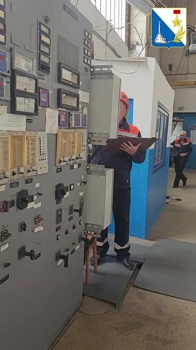 Это Евгений Григорьев. Он уже 25 лет работает оператором котельной и гордится своей работой