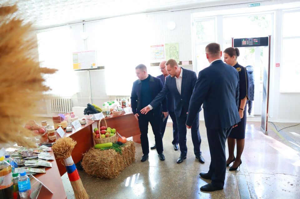 Дмитрий Чумаков: Сегодня в Белогорском районном Доме культуры прошёл фестиваль урожая, приуроченный к Дню работников сельского хозяйства и перерабатывающей промышленности – тёплый и яркий праздник, посвящённый людям, которые... Дмитрий Чумаков: Сегодня в Белогорском районном Доме культуры прошёл фестиваль урожая, приуроченный к Дню работников сельского хозяйства и перерабатывающей промышленности – тёплый и яркий праздник, посвящённый людям, которые...