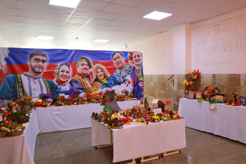 Дмитрий Чумаков: Сегодня в Белогорском районном Доме культуры прошёл фестиваль урожая, приуроченный к Дню работников сельского хозяйства и перерабатывающей промышленности – тёплый и яркий праздник, посвящённый людям, которые... Дмитрий Чумаков: Сегодня в Белогорском районном Доме культуры прошёл фестиваль урожая, приуроченный к Дню работников сельского хозяйства и перерабатывающей промышленности – тёплый и яркий праздник, посвящённый людям, которые...