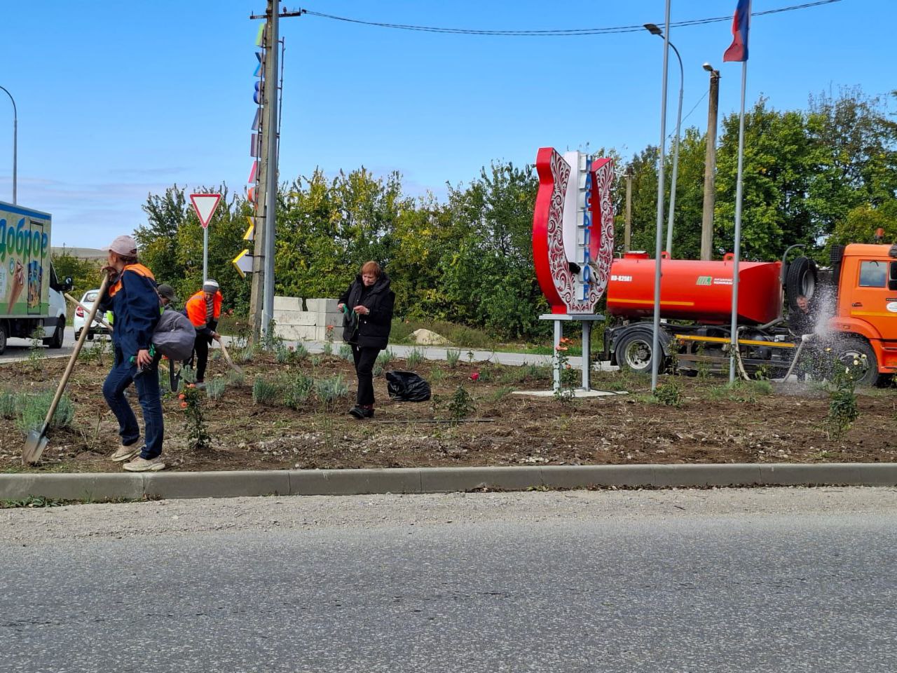 Более 200 цветущих многолетников украсили въезд в Насыпное Более 200 цветущих многолетников украсили въезд в Насыпное