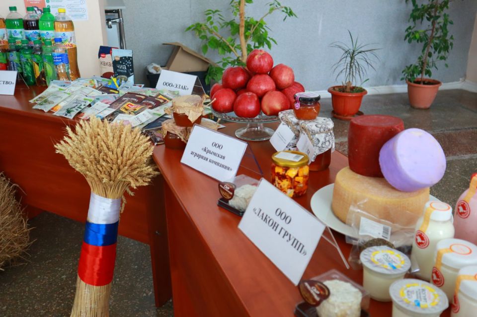 Дмитрий Чумаков: Сегодня в Белогорском районном Доме культуры прошёл фестиваль урожая, приуроченный к Дню работников сельского хозяйства и перерабатывающей промышленности – тёплый и яркий праздник, посвящённый людям, которые... Дмитрий Чумаков: Сегодня в Белогорском районном Доме культуры прошёл фестиваль урожая, приуроченный к Дню работников сельского хозяйства и перерабатывающей промышленности – тёплый и яркий праздник, посвящённый людям, которые...