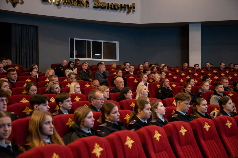 В Управлении МВД России по г. Севастополю для сотрудников и кадет ОВД организовали лекцию о сохранении традиционных духовных ценностей