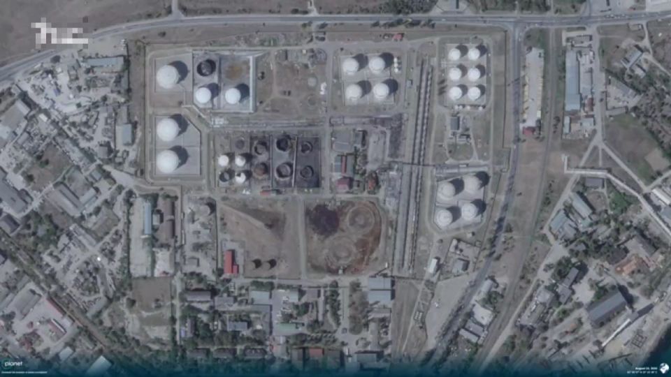 Спутниковые снимки последствия ударов дронов-камикадзе ВСУ по нефтебазе в Феодосии 7 и 13 октября