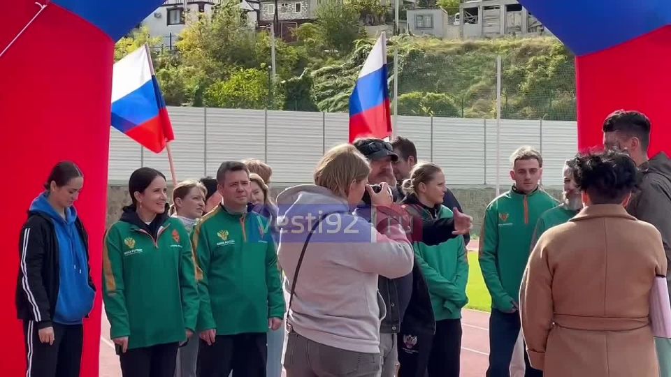 Круг по стадиону имени двухсотлетия Севастополя и дальше — до самого Центра Крови