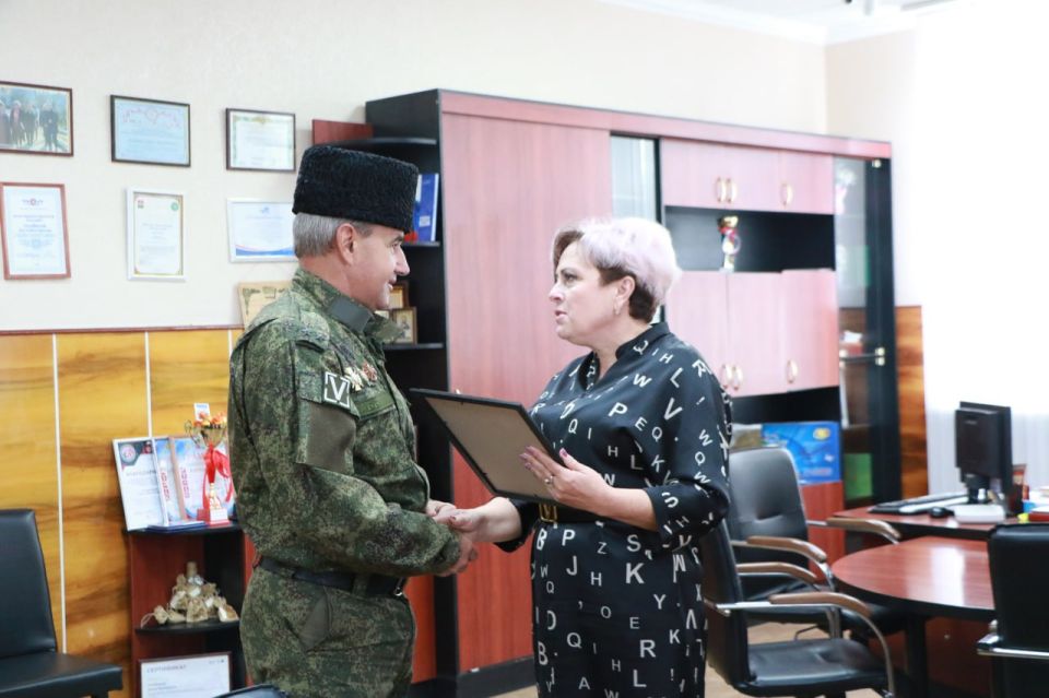 Ольга Урайкина: Выражаю искреннюю признательность Олегу Михайловичу Янкусу, атаману Союза казаков-воинов России и зарубежья в Республике Крым, за проявленное внимание и вручение благодарственного письма