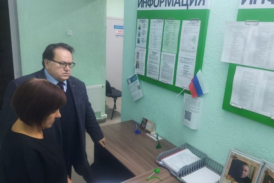 Олег Лобов провел совещание с коллективом муниципального архива Нижнегорского района